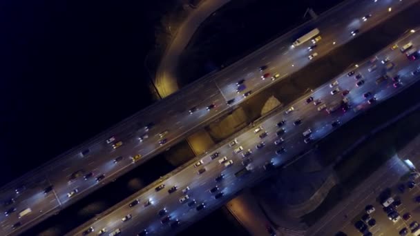 Vista aérea de cima para baixo do tráfego rodoviário na hora de ponta da noite — Vídeo de Stock