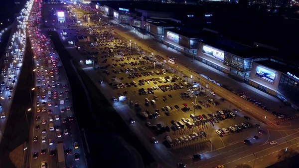 MOSCÚ, RUSIA - 18 DE NOVIEMBRE DE 2017. Vista aérea del Centro Internacional de Exposiciones Crocus Expo y tráfico congestionado en la carretera de circunvalación MKAD en la hora punta de la tarde — Foto de Stock