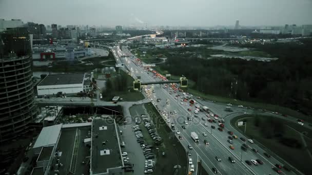 朝夕のラッシュ時に大都市の高速道路の空撮 — ストック動画