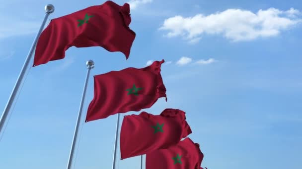Meerdere wapperende vlaggen van Marokko tegen de blauwe hemel, naadloze loops — Stockvideo