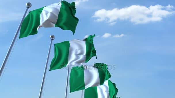 Múltiples banderas ondeantes de Nigeria contra el cielo azul, lazo sin costuras — Vídeos de Stock