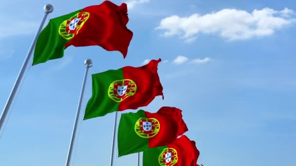 Bandiere sventolanti multiple del Portogallo contro il cielo blu, anello senza soluzione di continuità — Video Stock