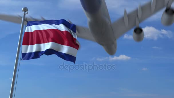 Flugzeug fliegt über schwenkender Flagge Costa Ricas — Stockvideo