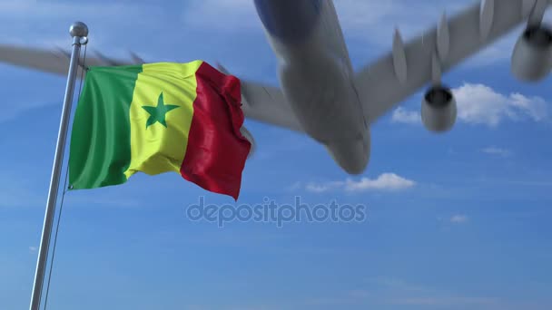 Aereo che sorvola la bandiera sventolante del Senegal — Video Stock