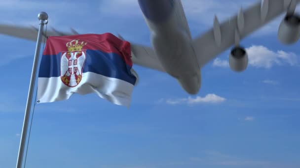 Flygplan som flyger över viftande flagga Serbien — Stockvideo