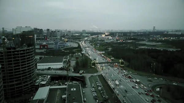 Vista aérea da rodovia da cidade grande na hora de ponta da noite — Fotografia de Stock