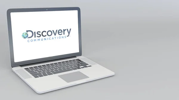 Öffnen und Schließen des Laptops mit dem Logo der Entdeckungskommunikation. 4k redaktionelles 3D-Rendering — Stockfoto