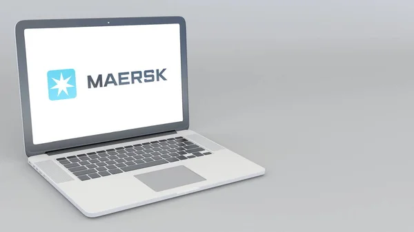 Openen en sluiten van laptop met Maersk logo. 4k redactionele 3D-rendering — Stockfoto