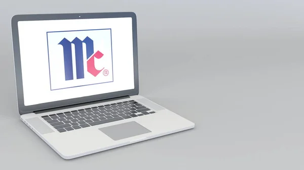 Laptop öffnen und schließen mit Firmenlogo von mccormick. 4k redaktionelles 3D-Rendering — Stockfoto