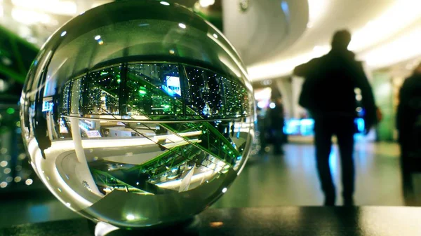 Торговий центр інтер'єр оформлений для Різдво та новий рік, як видно через скляну кулю — стокове фото