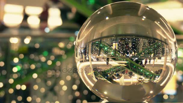 Clienti a Natale e Capodanno decorato centro commerciale. Vista distorta attraverso la sfera di vetro — Video Stock