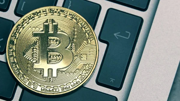 Glänzende Bitcoin auf der Computertastatur — Stockfoto