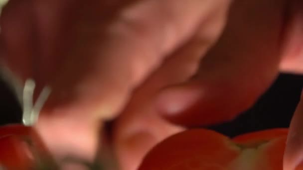 Homem cortando tomate maduro para salada de legumes. Tiro de close-up extremo — Vídeo de Stock