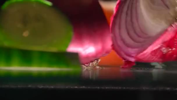 Hombre cortando cebolla roja para ensalada de verduras. Disparo de primer plano extremo — Vídeo de stock