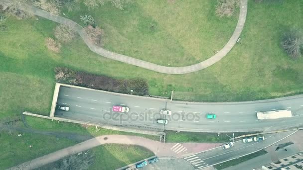 Luchtfoto top-down mening schot waarbij auto wegverkeer en rijdende trein — Stockvideo