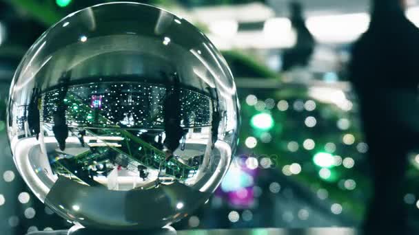 Clients méconnaissables dans le centre commercial décoré Noël et Nouvel An. Vue déformée à travers le globe de verre — Video