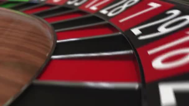 Casino roulette hjulet bollen träffar 6 sex svart — Stockvideo