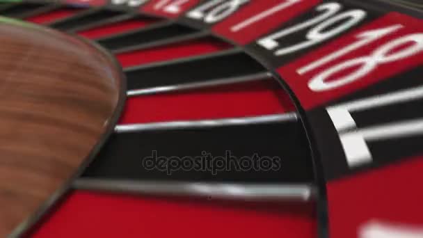 Casino roulette wiel bal hits 34 vierendertig rood — Stockvideo