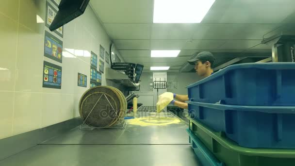 Moskva, Rusko - 17 prosince 2018. Mladá Asijská zaměstnanec na Dominos Pizza na práci, čas zanikla — Stock video