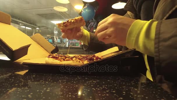 MOSCÚ, RUSIA - 17 DE DICIEMBRE DE 2018. Hombre comiendo pizza recién horneada al vapor en Dominos — Vídeos de Stock