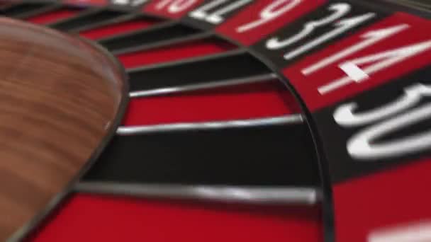 Casino roulette wiel bal hits 21 eenentwintig rood — Stockvideo