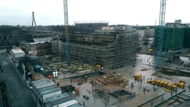 Varšava, Polsko - 8 prosince 2017. Letecký snímek rostoucí městské rekonstrukce staveniště — Stock video