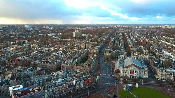 Vue aérienne du paysage urbain d'Amsterdam impliquant le Royal Concertgebouw ou la salle de concert, Pays-Bas — Photo