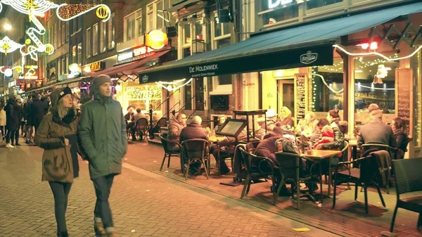 阿姆斯特丹, 荷兰-2017年12月25日。荷兰厨房餐厅晚上阳台 — 图库照片