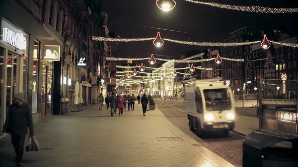 Amsterdam, Holandia - 25 grudnia 2017 r. UM nocny spacer główną ulicą miasta urządzone na Boże Narodzenie i nowy rok — Zdjęcie stockowe