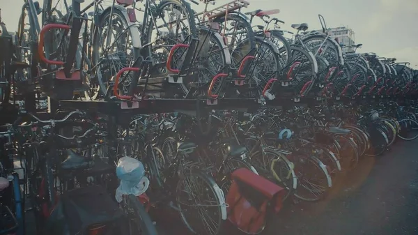 Duży parking dla rowerów w Amsterdamie, Holandia — Zdjęcie stockowe
