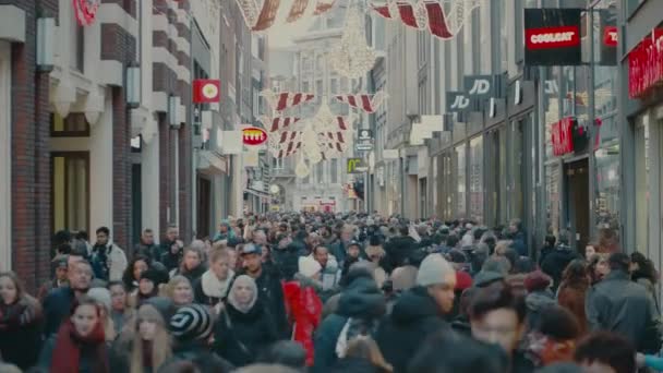 AMSTERDAM, the NETHERLANDS - DECEMBER 25, 2017. Overhead steadicam shot av overfylte turistgater i sentrum – stockvideo