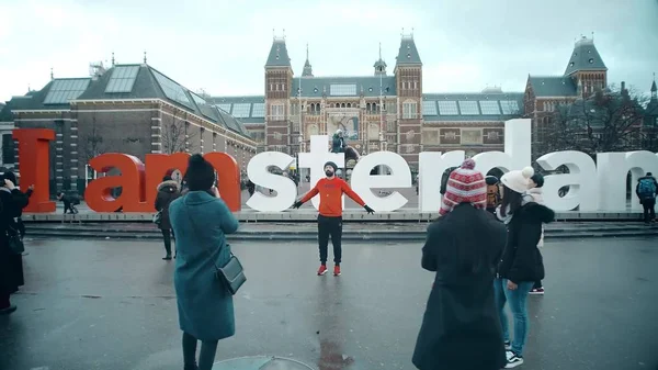 Amsterdam, Nizozemsko-26. prosince 2017. Turisté fotografovat u slavných I amsterdamských vyhláškách v Muzejní čtvrti nebo Museumpleinu — Stock fotografie