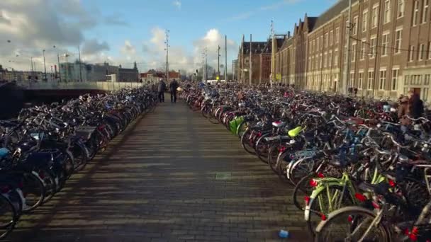 AMSTERDAM, PAÍSES BAJOS - 26 DE DICIEMBRE DE 2017. Paseo a lo largo de gran aparcamiento de bicicletas en la ciudad — Vídeos de Stock