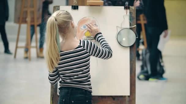 AMSTERDAM, PAÍSES BAJOS - 26 DE DICIEMBRE DE 2017. Chica dibujando sus mamás retrato — Vídeos de Stock