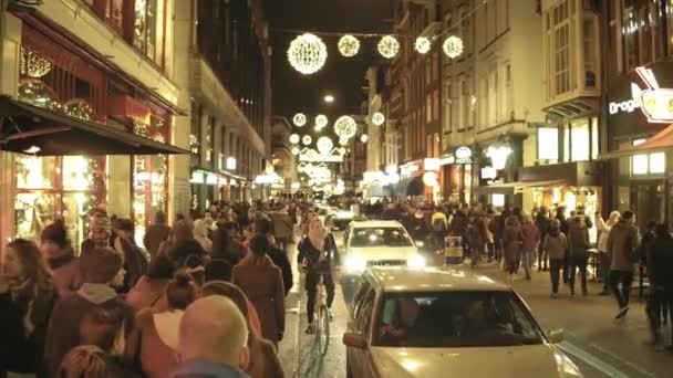 Άμστερνταμ, Ολλανδία - 28 Δεκεμβρίου 2017. Πολυσύχναστες δρόμο διακοσμημένο και οδικής κυκλοφορίας μαρμελάδα το βράδυ — Αρχείο Βίντεο