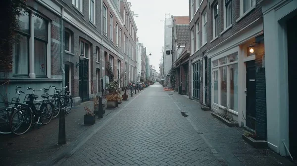 Típica calle estrecha en Amsterdam, Países Bajos — Foto de Stock