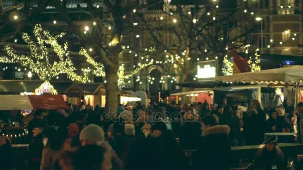 Amsterdam, Nederland - 28 December 2017. CRISTMAS bazaar eten en drinken kraampjes op het Museumplein in de avond — Stockvideo