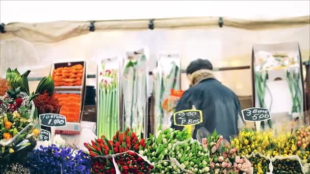 Desconocido florista en Amsterdam, Países Bajos — Vídeos de Stock