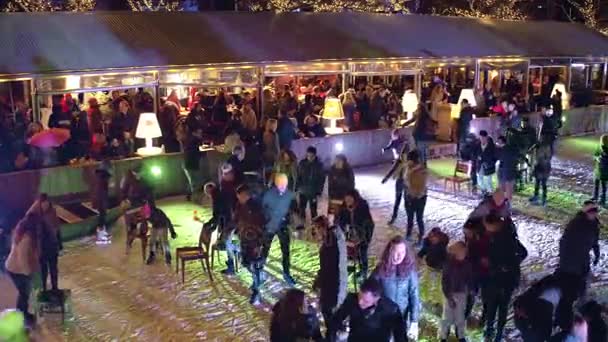 AMSTERDAM, PAÍSES BAJOS - 28 DE DICIEMBRE DE 2017. Pista de patinaje en el famoso barrio de los museos o Museumplein por la noche — Vídeos de Stock