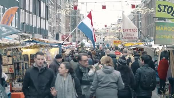 AMSTERDAM, PAESI BASSI 27 DICEMBRE 2017. Bandiera di Stato sopra affollata strada turistica nel centro della città — Video Stock