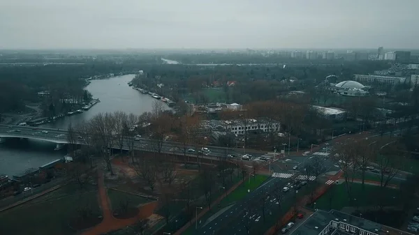 Vista aérea da ponte do carro sobre o rio Amstel e cruzamento rodoviário principal. Amesterdão, Países Baixos — Fotografia de Stock