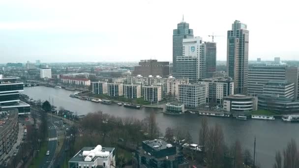 Амстердам, Нідерланди - 29 грудня 2017 року. Антена вистрілив з на найвищих office хмарочосів міста - Рембрандта, Брайтнер та Мондріана вежі — стокове відео