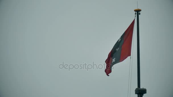 Viftar sliten flagga i Amsterdam, Nederländerna — Stockvideo