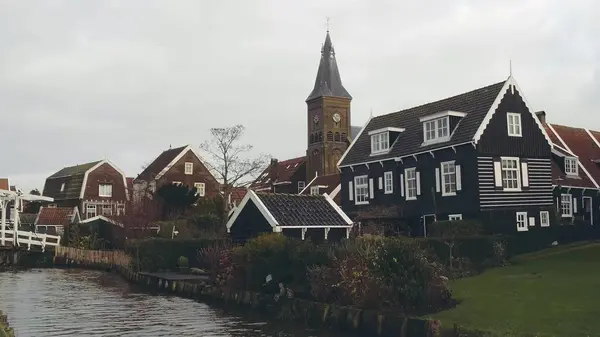 Malé domy a Clocktoweru v tradiční holandské vesnice Marken, Nizozemsko — Stock fotografie