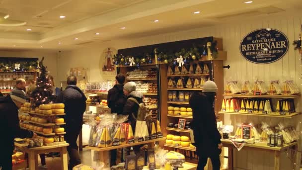 EDAM, PAÍSES BAIXOS - 30 DE DEZEMBRO DE 2017. Loja de queijos holandesa local — Vídeo de Stock