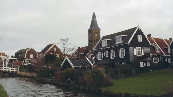 Pequeñas casas y torre del reloj en el tradicional pueblo holandés Marken, Países Bajos — Vídeos de Stock