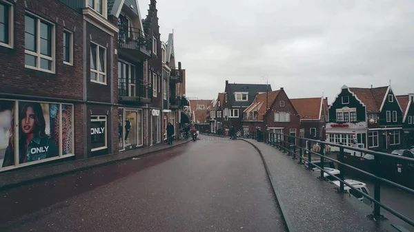 Волендам, Нідерланди - 30 грудня 2017 року. Традиційні голландського місто, вулиця — стокове фото