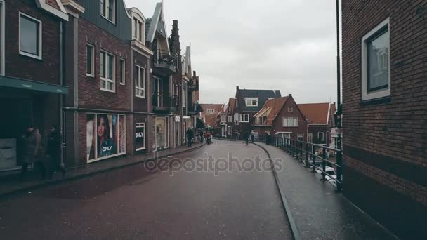 Volendam, Hollanda - 30 Aralık 2017. POV geleneksel Hollanda şehir sokak yürüyün — Stok video