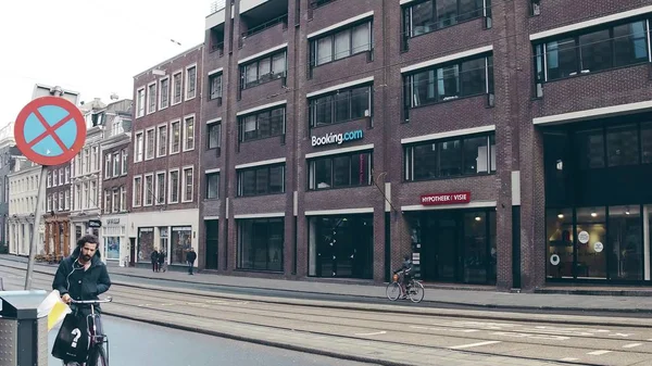 Amsterdam, Nizozemsko - 26 prosince 2017. Vstup do kanceláří Booking.com — Stock fotografie