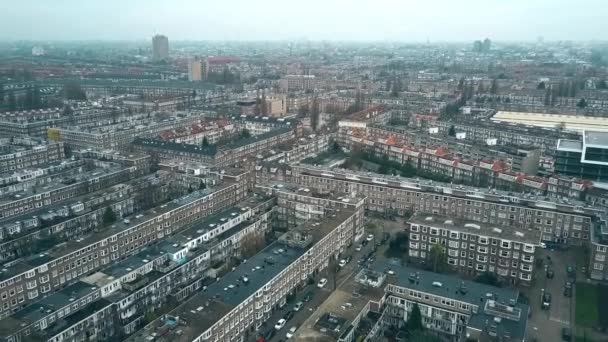 Vista aérea de la típica zona residencial en el distrito de Rijnbuurt hacia el centro de la ciudad en Amsterdam, Países Bajos — Vídeos de Stock